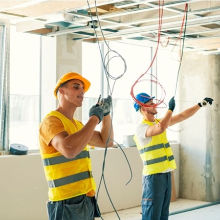 électriciens en intervention sur un chantier