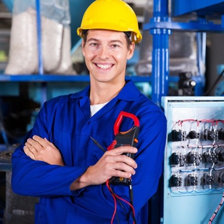électricien avec ses équipements de protection aux normes
